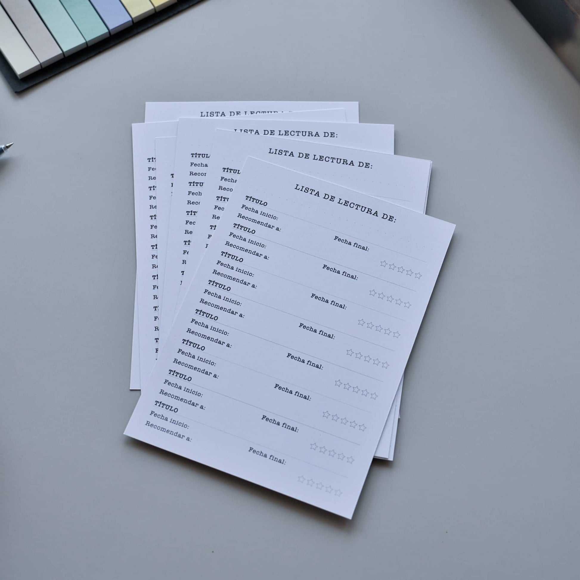 Pack de 8 puntos de libro tamaño postal A6 para usar de marcapáginas y de lista de lectura. Personaliza tu ficha con tu nombre y apunta los libros que te vas leyendo durante el año. Regalo de club de lectura.