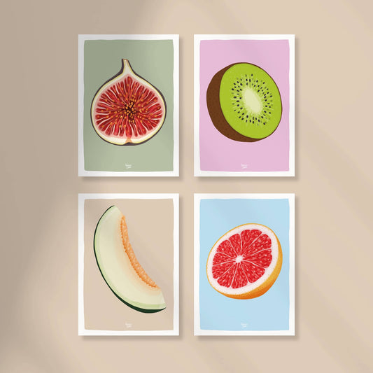 Pack de 4 mini láminas A6 de frutas: higo en fondo verde, kiwi en lila, melón en beige y pomelo en azul, con el estilo figurativo y colorido de Normablok.