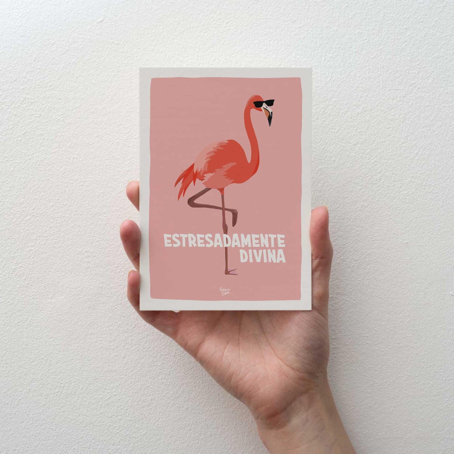 Master the art of adulting with our 'Estresadamente Divina' flamingo print. A vibrant A6 mini print for those who stay iconic amidst the chaos.
