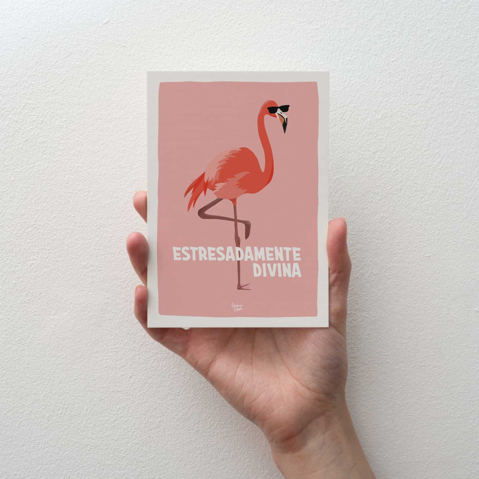 Master the art of adulting with our 'Estresadamente Divina' flamingo print. A vibrant A6 mini print for those who stay iconic amidst the chaos.