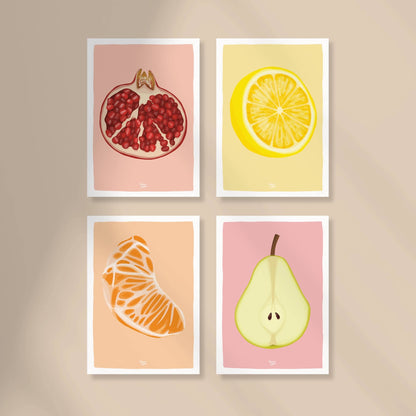 Cuatro mini láminas A6 de granada, limón, mandarina y pera sobre un fondo beige. Dibujos de Normablok con margen blanco.