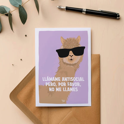 Postal ilustrada con una alpaca y texto gracioso colocada encima de un sobre de papel.