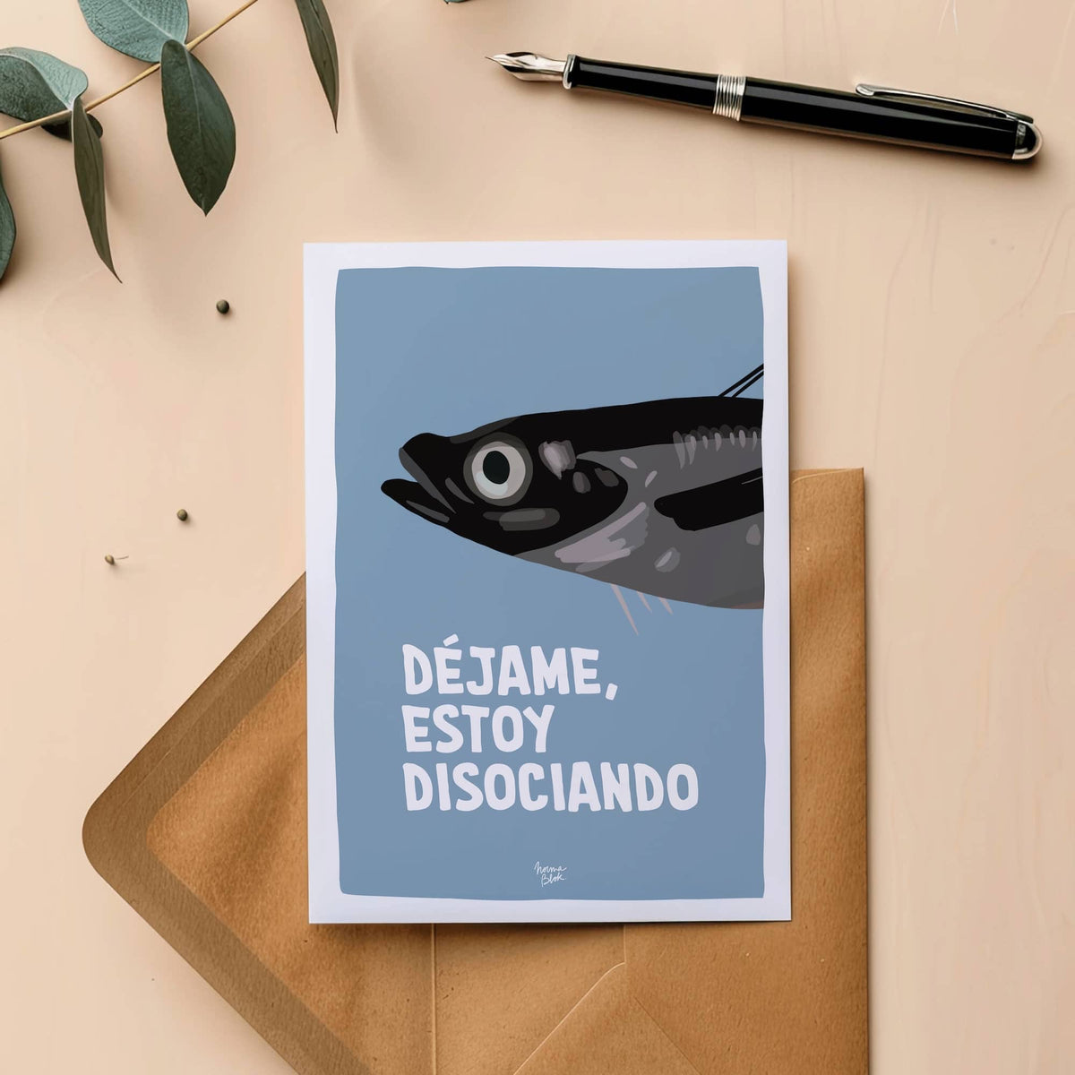 Postal ilustrada con una sardina y texto gracioso colocada encima de un sobre de papel.