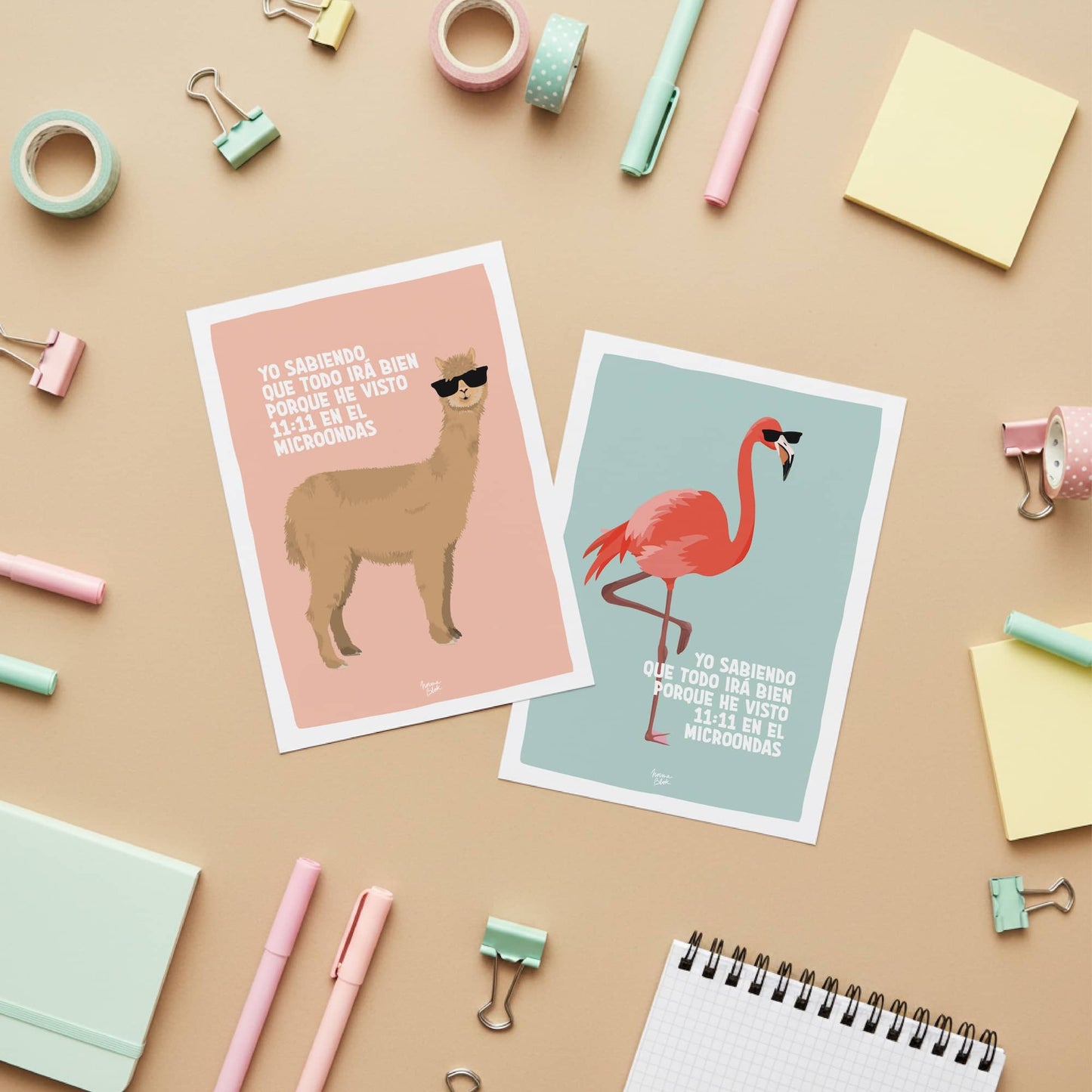 Escena de estilo de vida que muestra un escritorio decorado con artículos de papelería y las postales de Normablok. La disposición destaca cómo estas ilustraciones digitales funcionan como un refugio visual y añaden personalidad a los espacios de trabajo creativos.