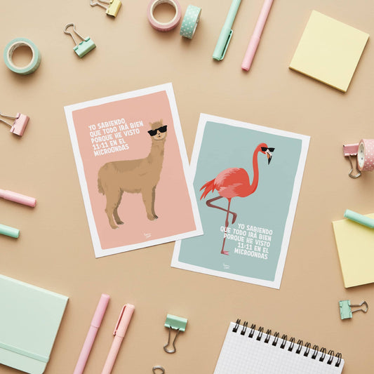 Escena de estilo de vida que muestra un escritorio decorado con artículos de papelería y las postales de Normablok. La disposición destaca cómo estas ilustraciones digitales funcionan como un refugio visual y añaden personalidad a los espacios de trabajo creativos.