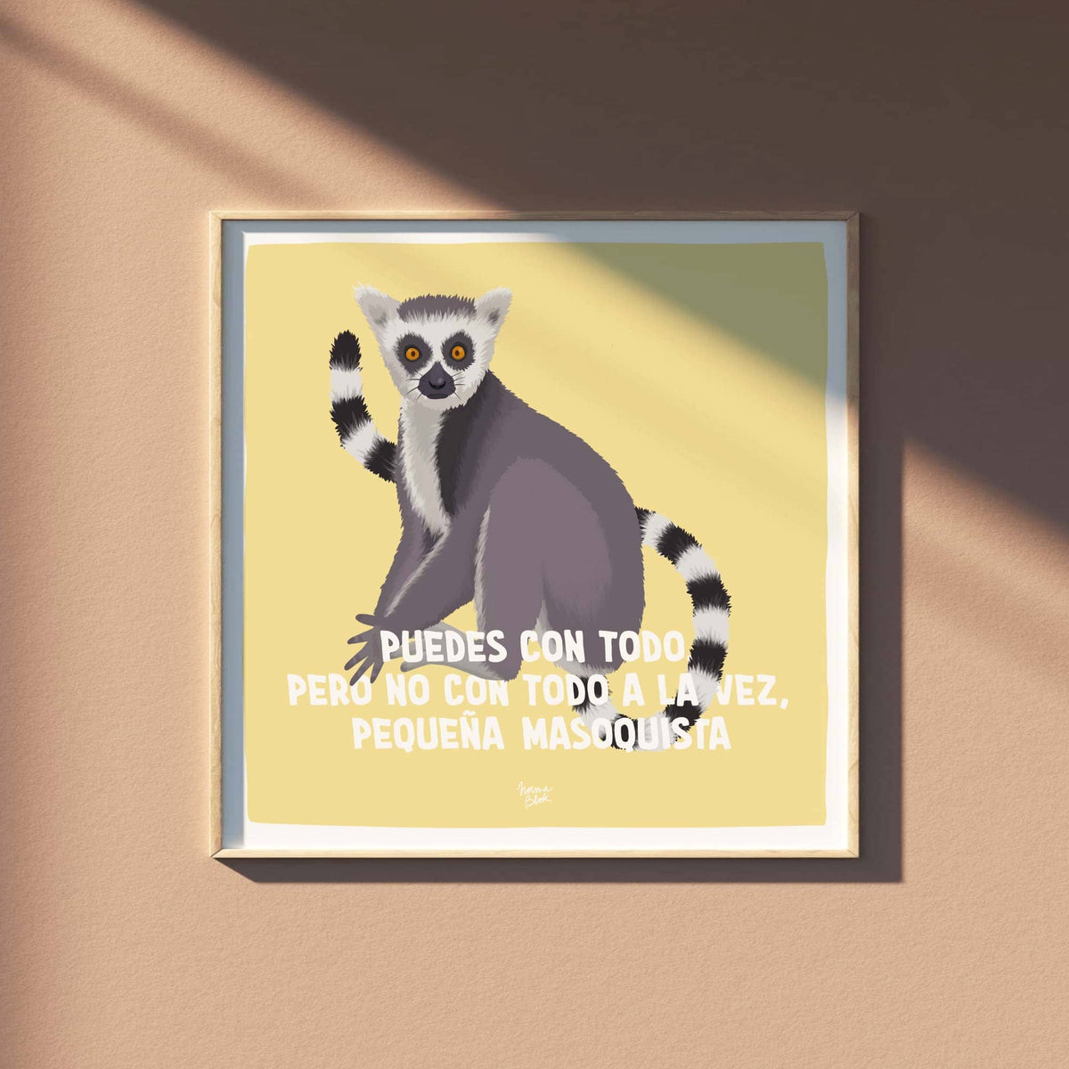 Póster en formato cuadrado con diseño de lémur divertido apoyado sobre una moderna pared de tono salmón de Normablok.