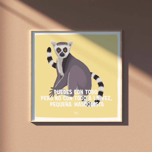 Póster en formato cuadrado con diseño de lémur divertido apoyado sobre una moderna pared de tono salmón de Normablok.