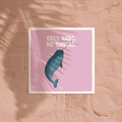 Lámina cuadrada color lila con el dibujo de un narval que pone la frase eres raro me gustas by normblok
