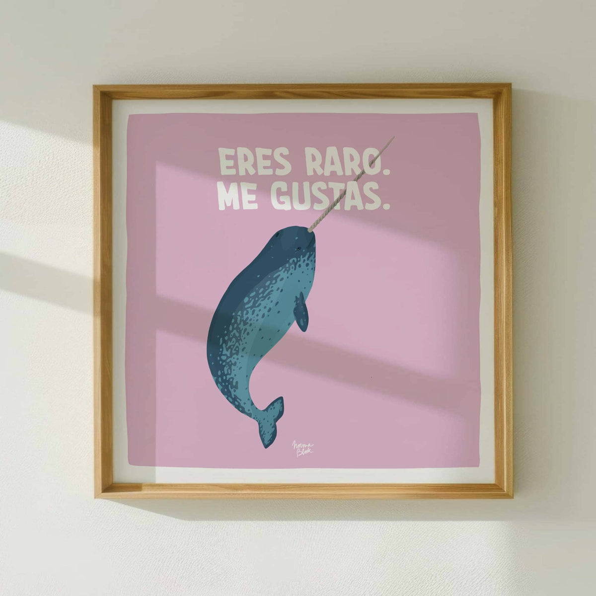 Póster en formato cuadrado con diseño del narval colgado sobre una moderna pared de tono blanco de Normablok.