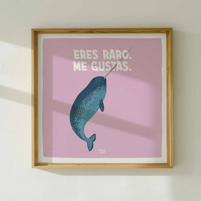 Póster en formato cuadrado con diseño del narval colgado sobre una moderna pared de tono blanco de Normablok.