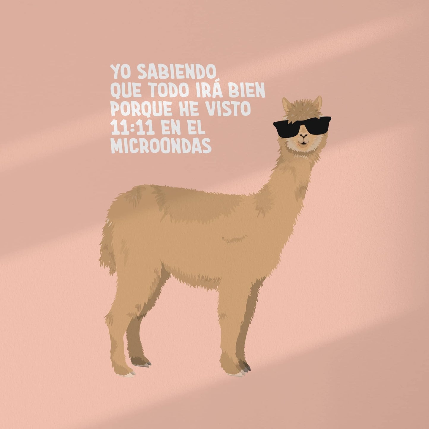 Gráfico digital plano en alta resolución de la lámina "11:11 en el microondas". Muestra la alpaca ilustrada con gafas de sol sobre el fondo coral claro liso con la frase graciosa, rodeado por el margen blanco característico de Normablok para apreciar los colores.