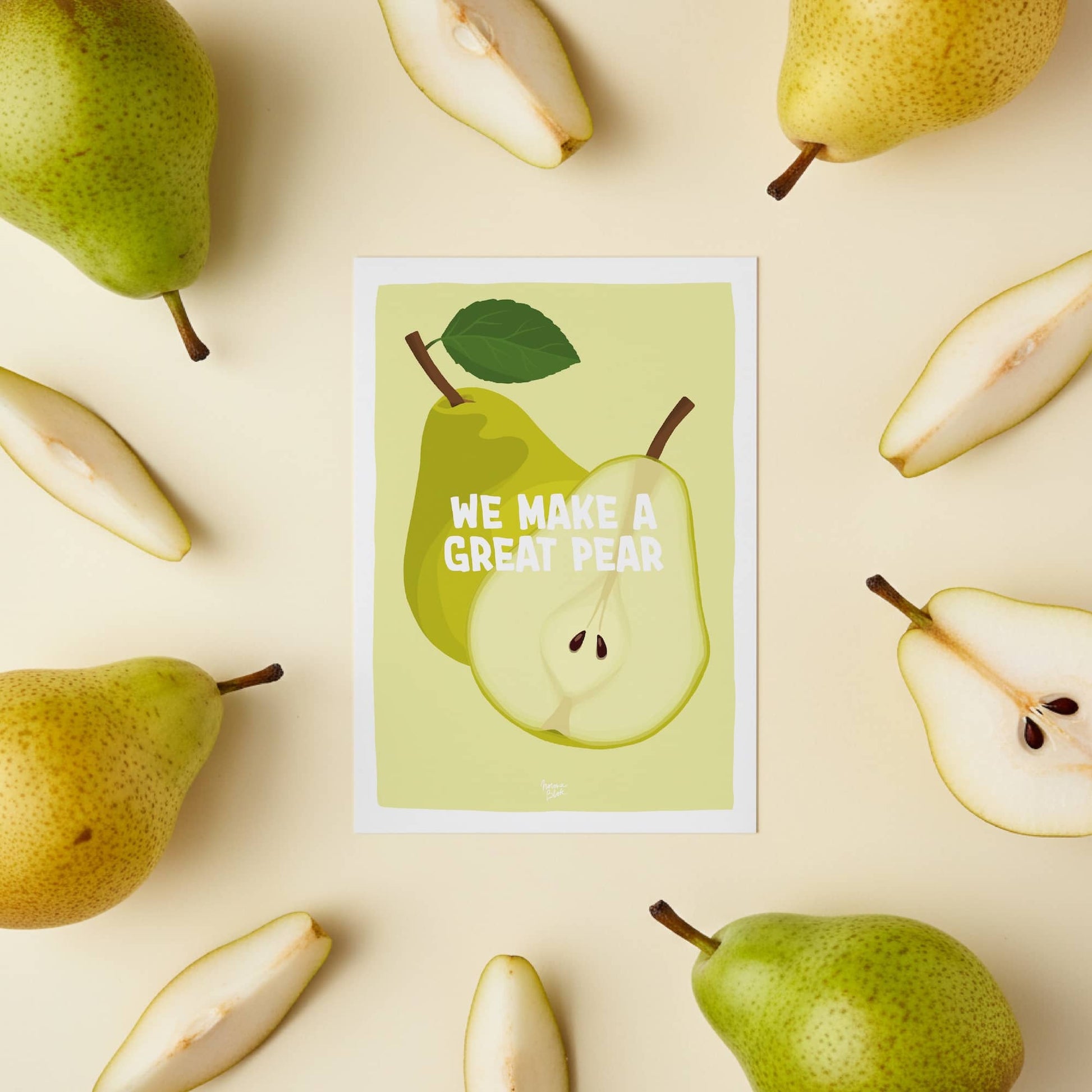 postal we make a great pear en ingles en una mesa beige rodeada de peras. una postal graciosa para regalar a una pareja o tu mejor amiga. normablok