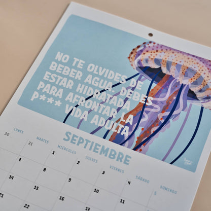 Página de septiembre del calendario 2027 de Normablok con una medusa y la frase no te olvides de beber agua debes estar hidratada para afrontar la vida adulta.