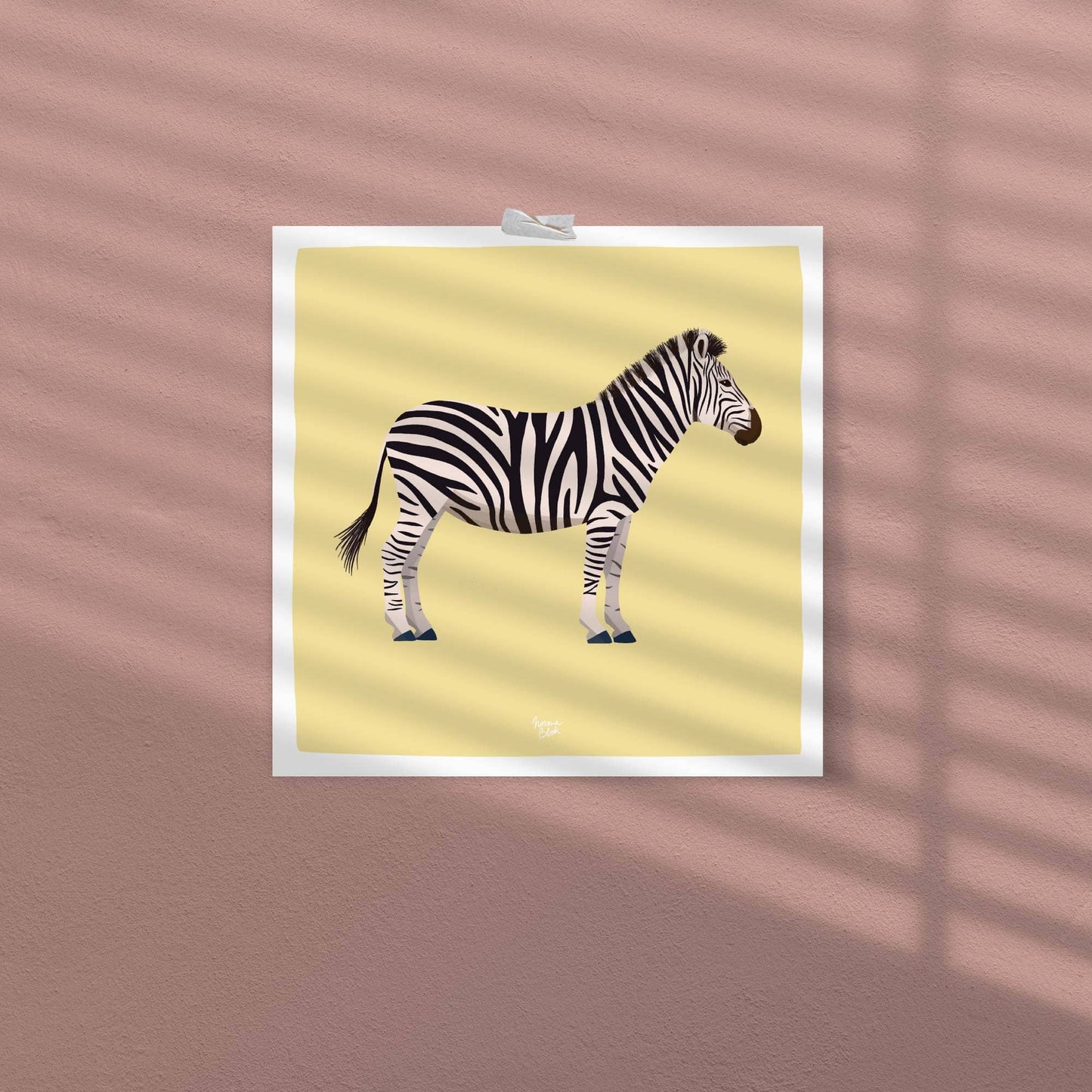 La ilustración digital figurativa de la cebra adaptada a un formato cuadrado equilibrado, centrada dentro del característico margen blanco perimetral. Esta presentación limpia y moderna es ideal para composiciones de pared contemporáneas y sets de animales combinables.