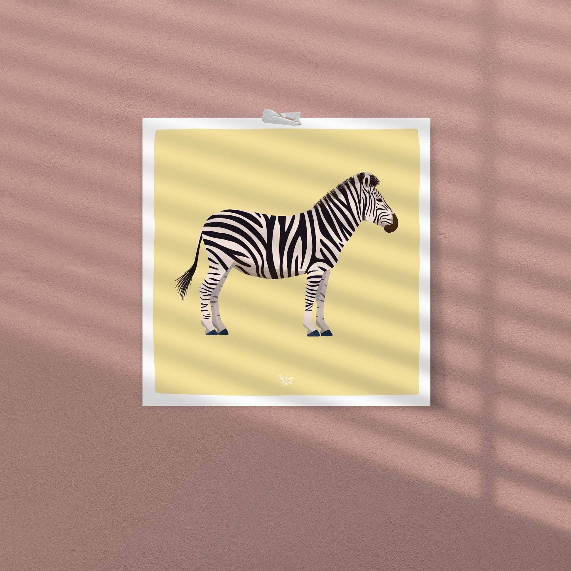 La ilustración digital figurativa de la cebra adaptada a un formato cuadrado equilibrado, centrada dentro del característico margen blanco perimetral. Esta presentación limpia y moderna es ideal para composiciones de pared contemporáneas y sets de animales combinables.