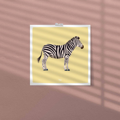 La ilustración digital figurativa de la cebra adaptada a un formato cuadrado equilibrado, centrada dentro del característico margen blanco perimetral. Esta presentación limpia y moderna es ideal para composiciones de pared contemporáneas y sets de animales combinables.